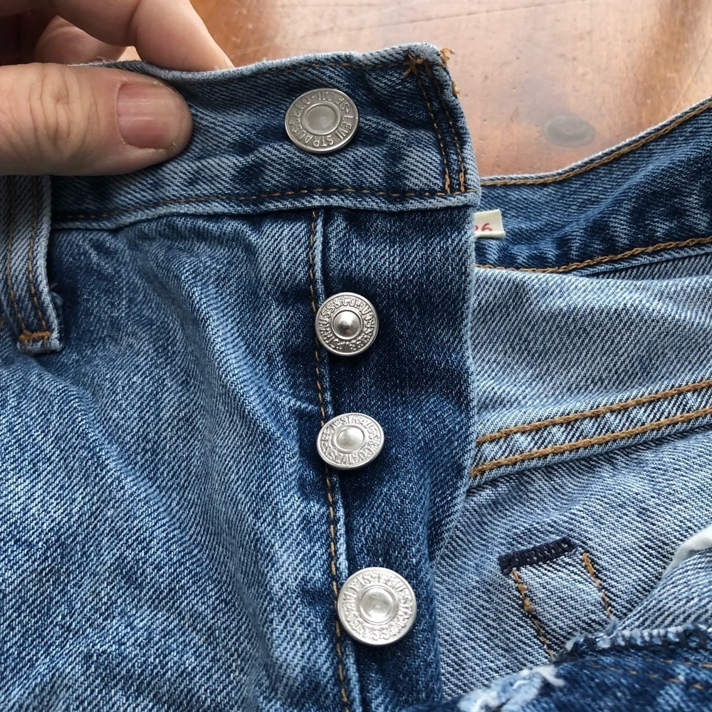 Levi's Blue Jean wedge Shorts Distressed Cut-Off Style size 26- hard to find - Picture 9 of 12